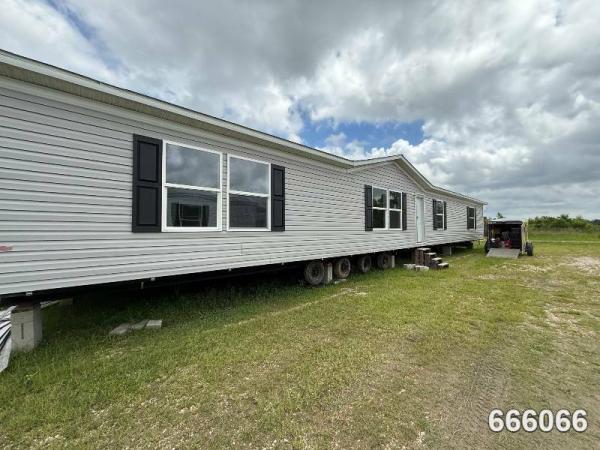 Photo 1 of 2 of home located at Hammond Mobile Homes Llc 42286 E I 55 Service Rd Hammond, LA 70403