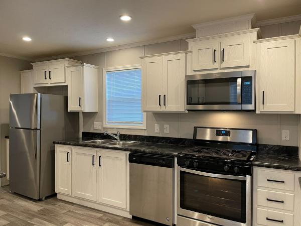 2021 Champion RA1660206 Mobile Home