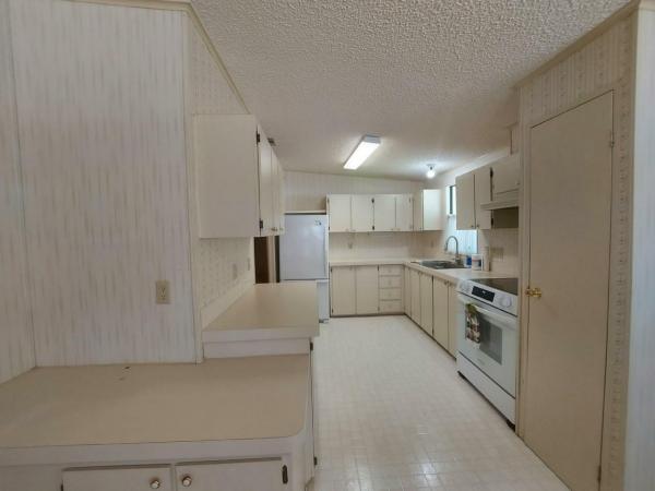 1989 Homes of Merit LW240 Manufactured Home