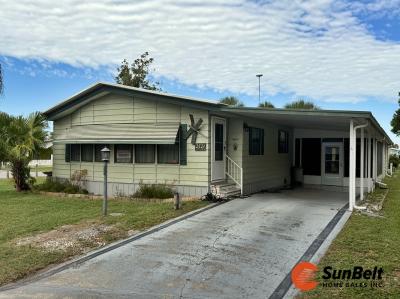 Photo 2 of 25 of home located at 2521 Lakeside Drive Leesburg, FL 34788