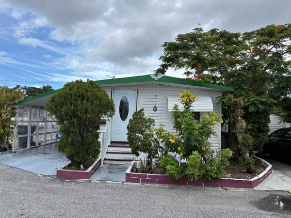 Photo 1 of 2 of home located at 2500 52nd Ave N, Lot 126 Saint Petersburg, FL 33714