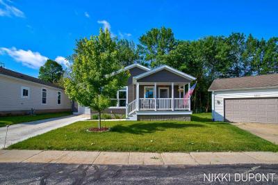 Photo 2 of 64 of home located at 5254 West Scenic Turn Ln Holland, MI 49423