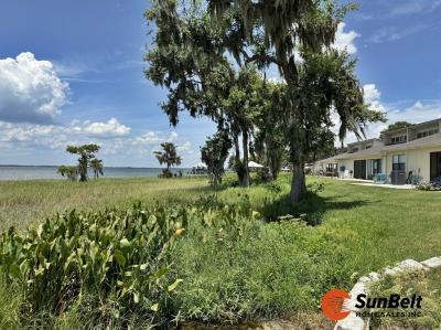 Photo 3 of 51 of home located at 39 E Marina Drive Tavares, FL 32778
