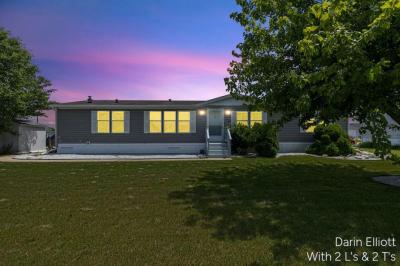 Photo 2 of 32 of home located at 7204 E Grand River Ave Lot 142 Portland, MI 48875