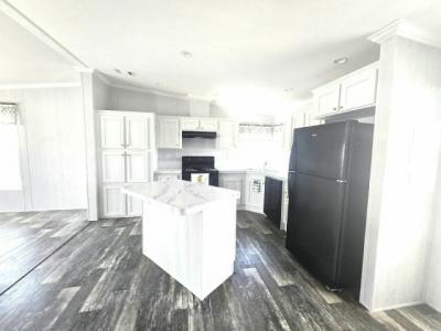 Photo 5 of 7 of home located at 7400 46th Ave. N Lot #321 Saint Petersburg, FL 33709