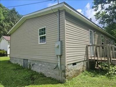 Photo 2 of 9 of home located at 1140 Greasy Crk Shelbiana, KY 41562