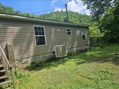 Photo 3 of 9 of home located at 1140 Greasy Crk Shelbiana, KY 41562
