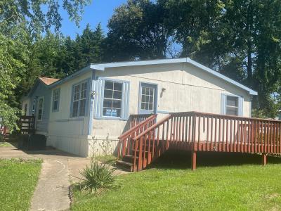 Photo 2 of 9 of home located at 811 SE Ridgeview Dr Topeka, KS 66609