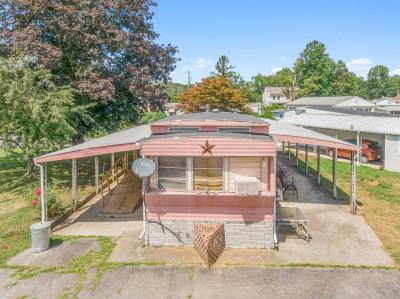 Photo 1 of 8 of home located at 407 Orangewood Drive Altoona, PA 16601