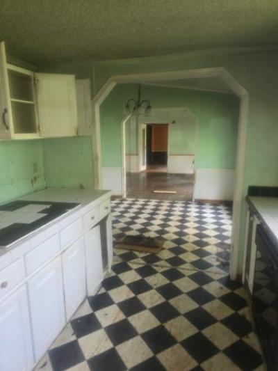 Photo 3 of 8 of home located at 375 State Line Rd Loretto, TN 38469