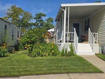 Mobile Home at 211 Pinewood Dr White Lake, MI 48386