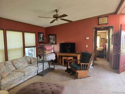 Photo 5 of 21 of home located at 211 Pinewood Dr White Lake, MI 48386