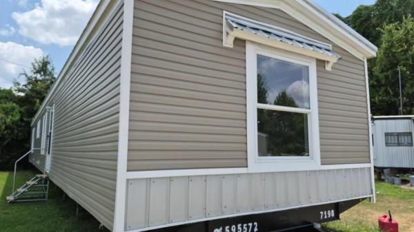 Photo 1 of 2 of home located at Luneau Mobile Homes Llc 1921 N Bolton Ave Alexandria, LA 71303