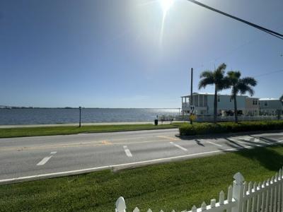 Photo 3 of 15 of home located at 7 NE Nautical Dr Jensen Beach, FL 34957