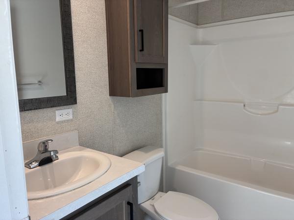 2022 Champion RA1670216 Mobile Home