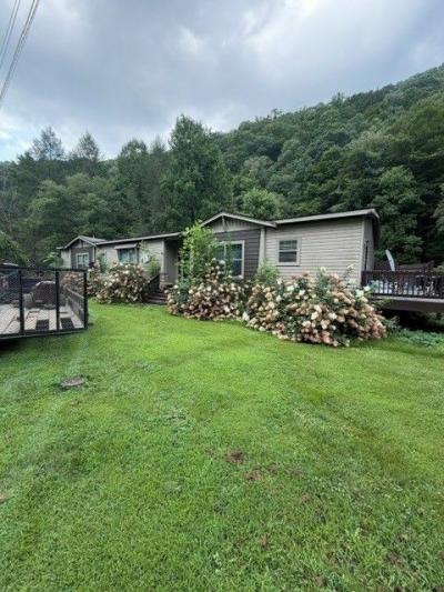 Mobile Home at 485 Lower Oak Grove Rd Oceana, WV 24870