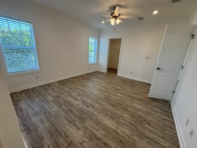 Photo 5 of 19 of home located at 909 Inagua Avenue Venice, FL 34285