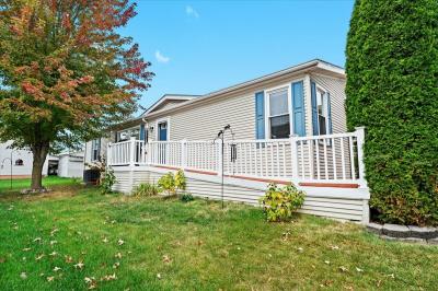 Photo 2 of 21 of home located at 11092 Indianwood Ct. South Lyon, MI 48178