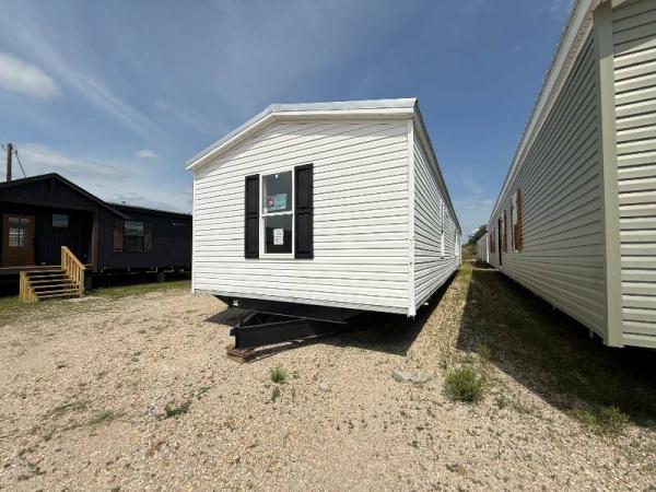 Photo 1 of 2 of home located at Hammond Mobile Homes Llc 42286 E I 55 Service Rd Hammond, LA 70403