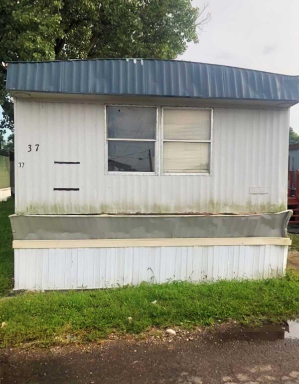 Photo 1 of 2 of home located at 37 Mahoning Ave Rantoul, IL 61866