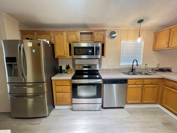 1999 SKYL 27x52 Mobile Home