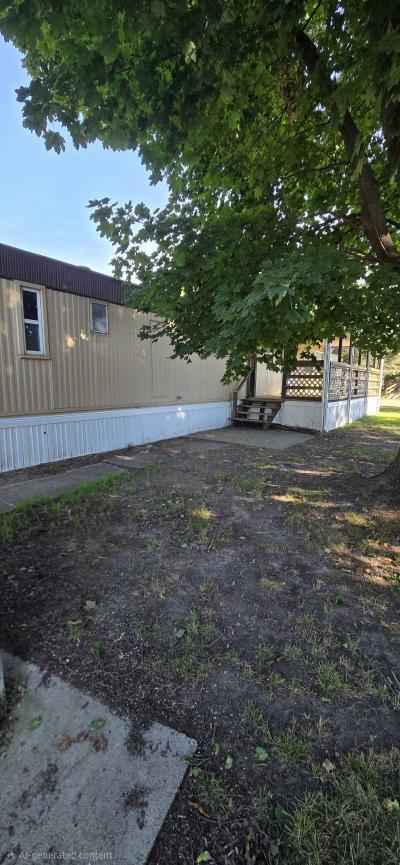 Photo 3 of 10 of home located at 410 Normandy Dr, #94 Lansing, MI 48906