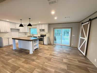 Photo 3 of 12 of home located at 1075 W Circle Dr Vidor, TX 77662