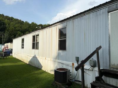 Photo 3 of 11 of home located at 142 7th St Middlesboro, KY 40965