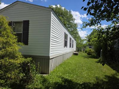 Photo 4 of 6 of home located at 218 Hickory Circle Elyria, OH 44035