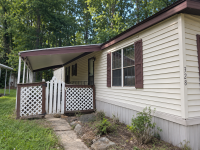 Photo 3 of 5 of home located at 328 Ashwood Avenue Elyria, OH 44035