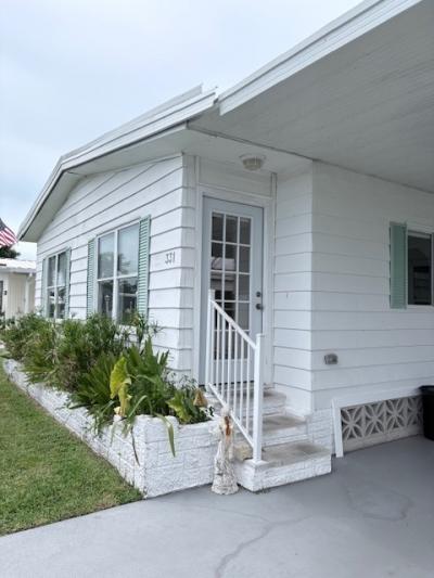 Photo 2 of 40 of home located at 331 Ivywood Lane Naples, FL 34112