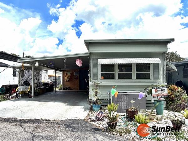 Photo 1 of 2 of home located at 8 Edgewater Drive Tavares, FL 32778