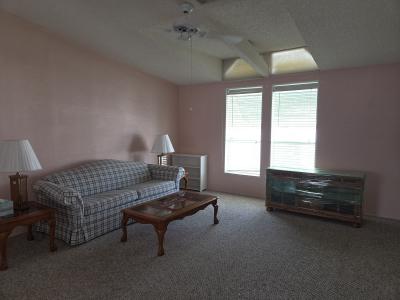 Photo 4 of 12 of home located at 422 Clubhouse Lane Auburndale, FL 33823