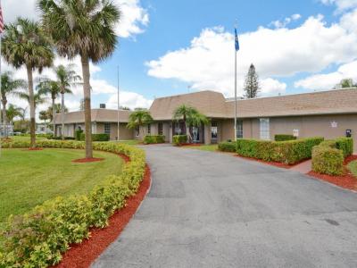 Photo 5 of 6 of home located at 4540 Lucille Drive #651 Lake Worth, FL 33463