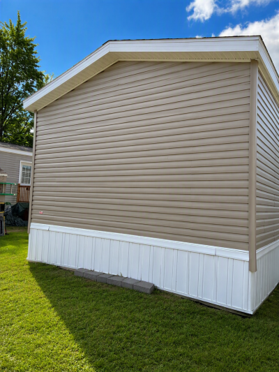Photo 3 of 21 of home located at 333 East Lakewood Boulevard Lot #82 #82 Holland, MI 49424