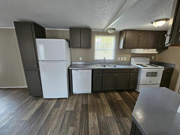 2002 HBOS Manufacturing Oakwood Mobile Home