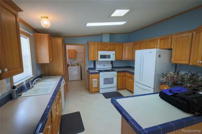 Photo 4 of 10 of home located at 299 Dennis K Court White Lake, MI 48386