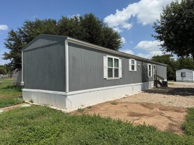 Photo 5 of 27 of home located at 14146 Interstate 35 Access Road Von Ormy, TX 78073