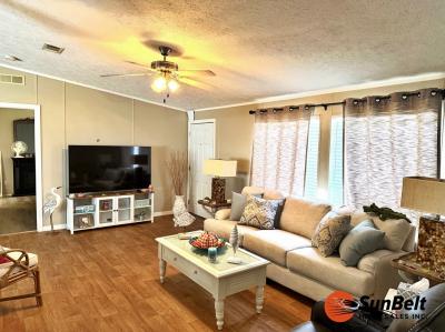 Photo 2 of 28 of home located at 91 Fountain Drive Leesburg, FL 34748