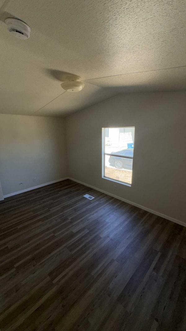 2012 CHAMPION HOME BUILDERS, INC. EXTREME 01XSNX1672A Mobile Home