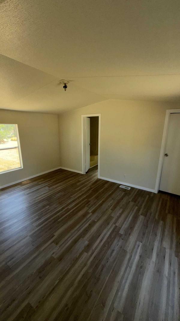 2012 CHAMPION HOME BUILDERS, INC. EXTREME 01XSNX1672A Mobile Home