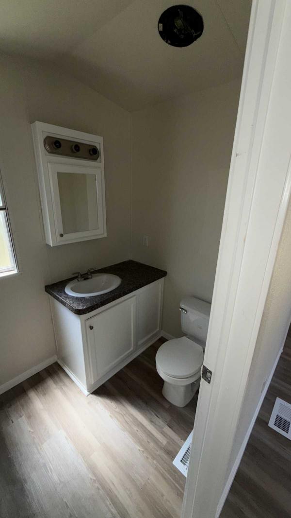 2012 CHAMPION HOME BUILDERS, INC. EXTREME 01XSNX1672A Mobile Home