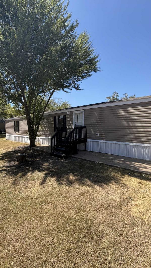 2012 CHAMPION HOME BUILDERS, INC. EXTREME 01XSNX1672A Mobile Home