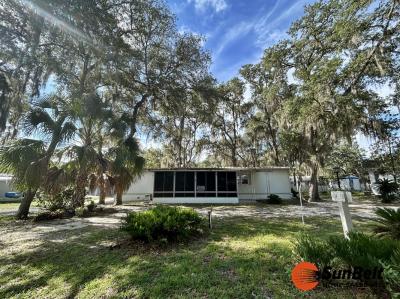 Photo 2 of 35 of home located at 14575 NE 21st Street Lot Mh28 Silver Springs, FL 34488