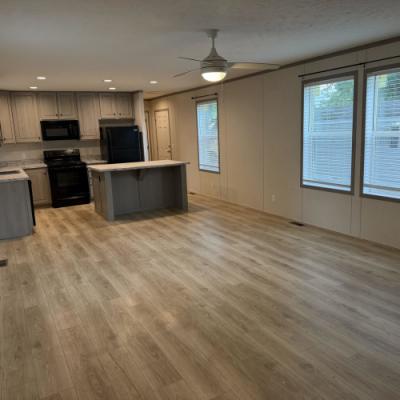 Photo 5 of 27 of home located at 7511 Cane Run Road Louisville, KY 40258
