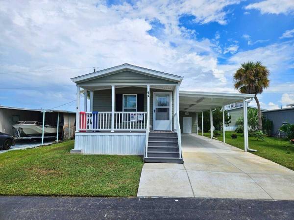Photo 1 of 2 of home located at 900 9th Avenue E, Lot 64 Palmetto, FL 34221