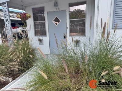 Photo 3 of 26 of home located at 136 Sycamore Drive Tavares, FL 32778