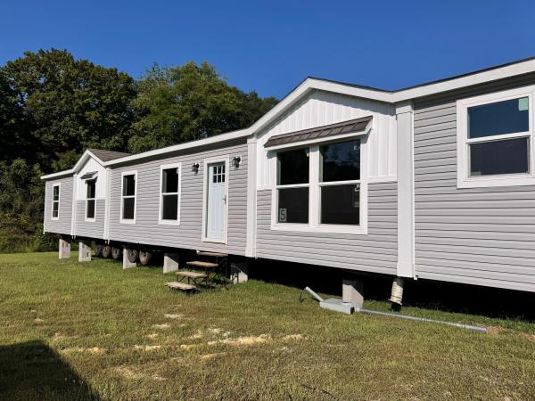 2025 FARMHOUSE BREEZE 72 Mobile Home For Sale