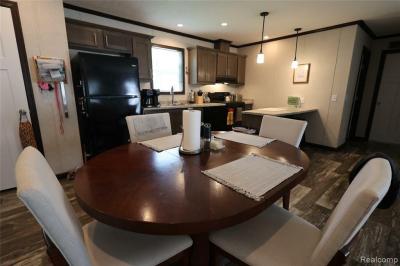 Photo 5 of 11 of home located at 79 Woodridge Ct White Lake, MI 48386