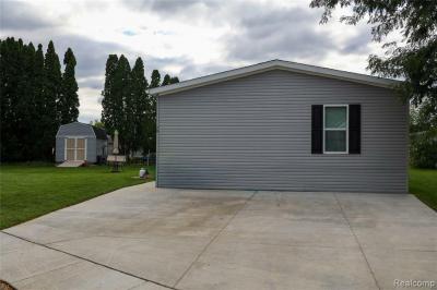 Photo 2 of 11 of home located at 79 Woodridge Ct White Lake, MI 48386